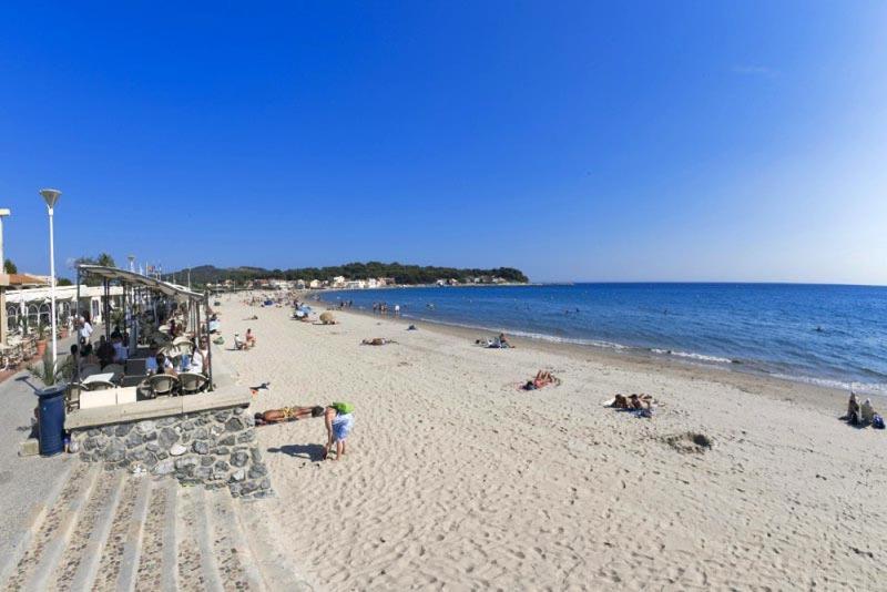 "L'Hippocampe", Climatise, 60 M2 , 2 Chambres, Tres Calme, Plage Des Sablettes Et Commerces A 3 Minutes A Pied, Wifi, Parking Gratuit, Lit King Size Ла Сен-сюр-Мер Екстериор снимка